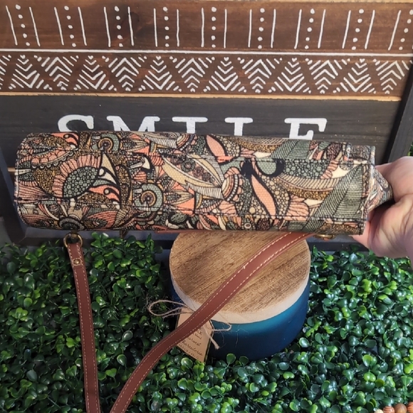 Envelope Style Artist Circle Sakroots crossbody - Picture 14 of 14